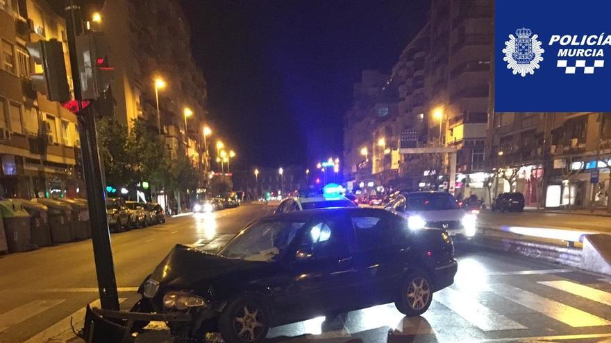 Herido grave un hombre al chocar el coche que conducía contra un semáforo en Murcia