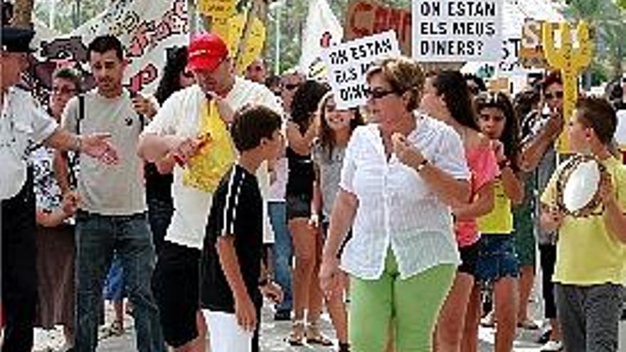 Manifestantes de &quot;En Moviment&quot;, en la sede que acogió el acto.