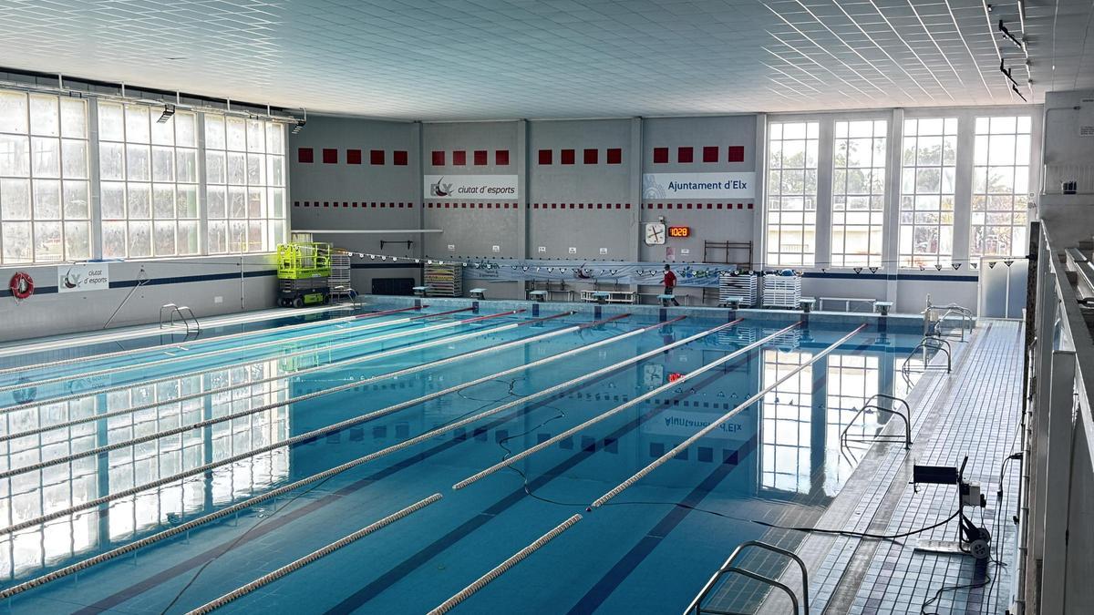 Un operario durante los trabajos de mantenimiento en las instalaciones municipales