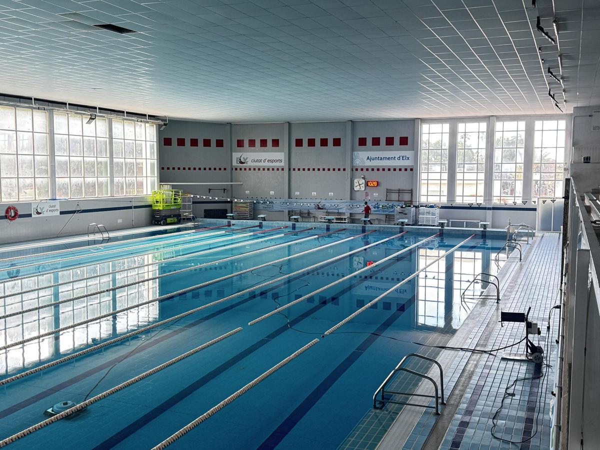 Un operario durante los trabajos de mantenimiento en las instalaciones municipales