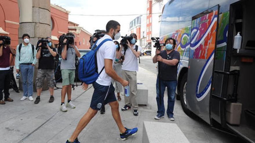 Jugadores del Fuenlabrada montando en los autobuses tras abandonar el hotel