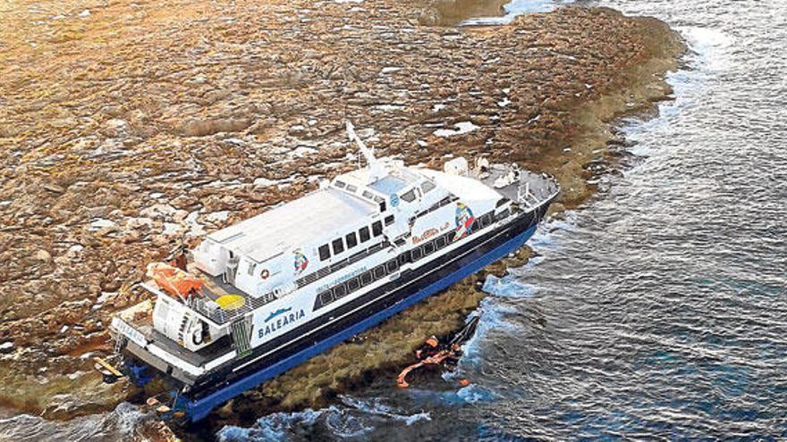 El ferry ´Maverick dos´, encallado en el islote de sa Torreta, cerca de Formentera.