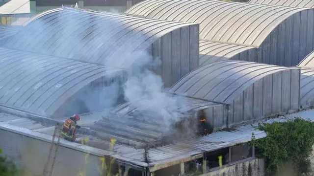 Incendio en las antiguas cocheras de los tranvías de A Coruña, en el paseo marítimo de la Torre