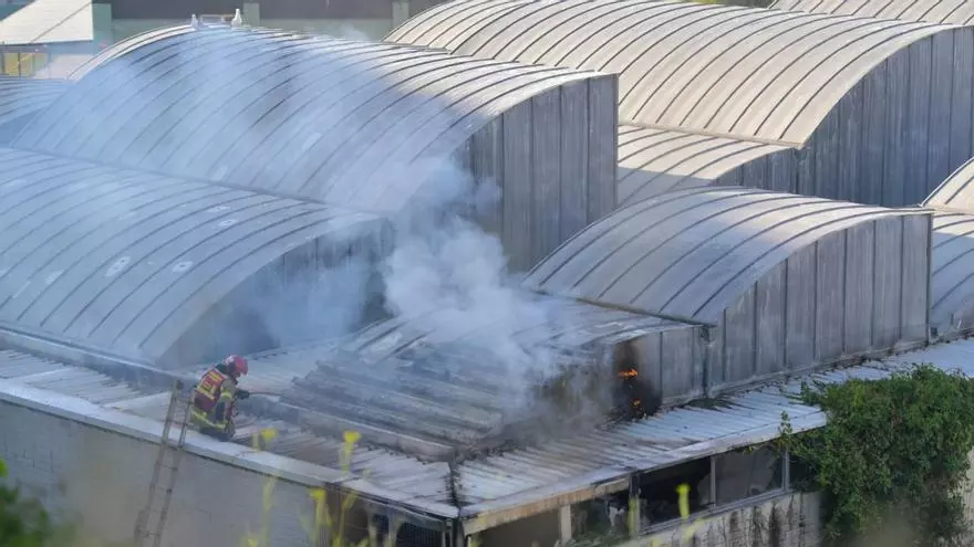 Incendio en las antiguas cocheras de los tranvías de A Coruña, en el paseo marítimo de la Torre