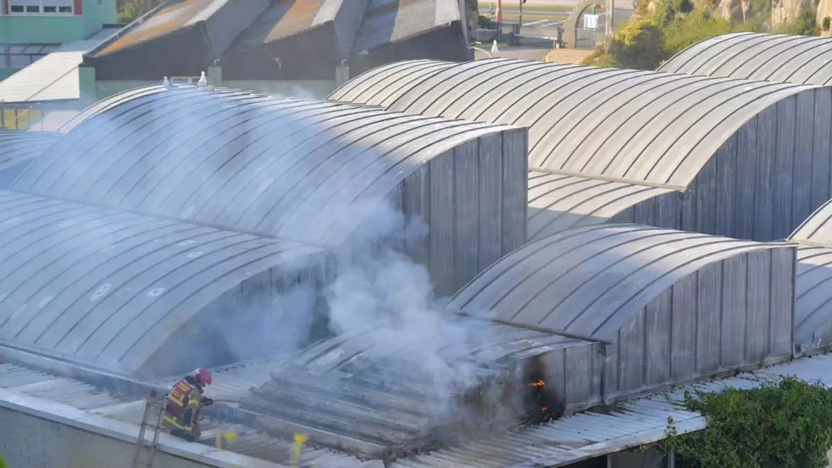 Los Bomberos de A Coruña sofocan un incendio en las antiguas cocheras del tranvía en la Torre