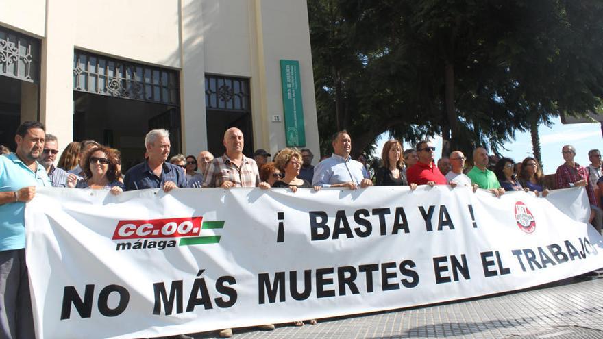 La concentración de los sindicatos CCOO y UGT, ayer en Málaga.