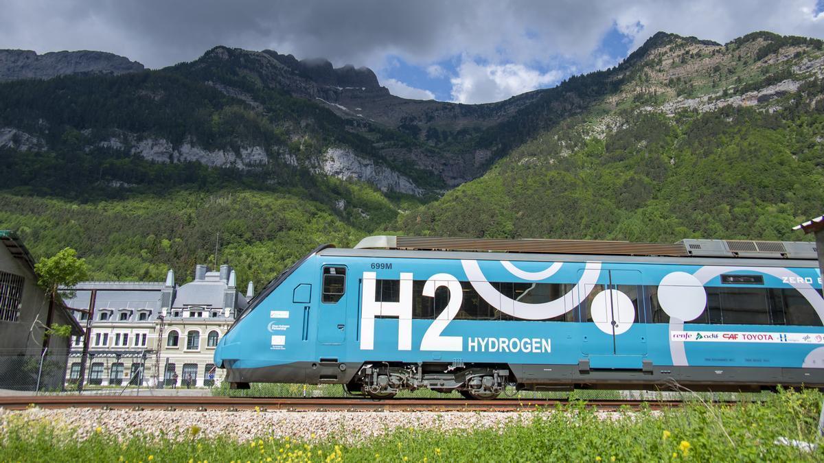 El tren impulsado por hidrógeno a su llegada a Canfranc.