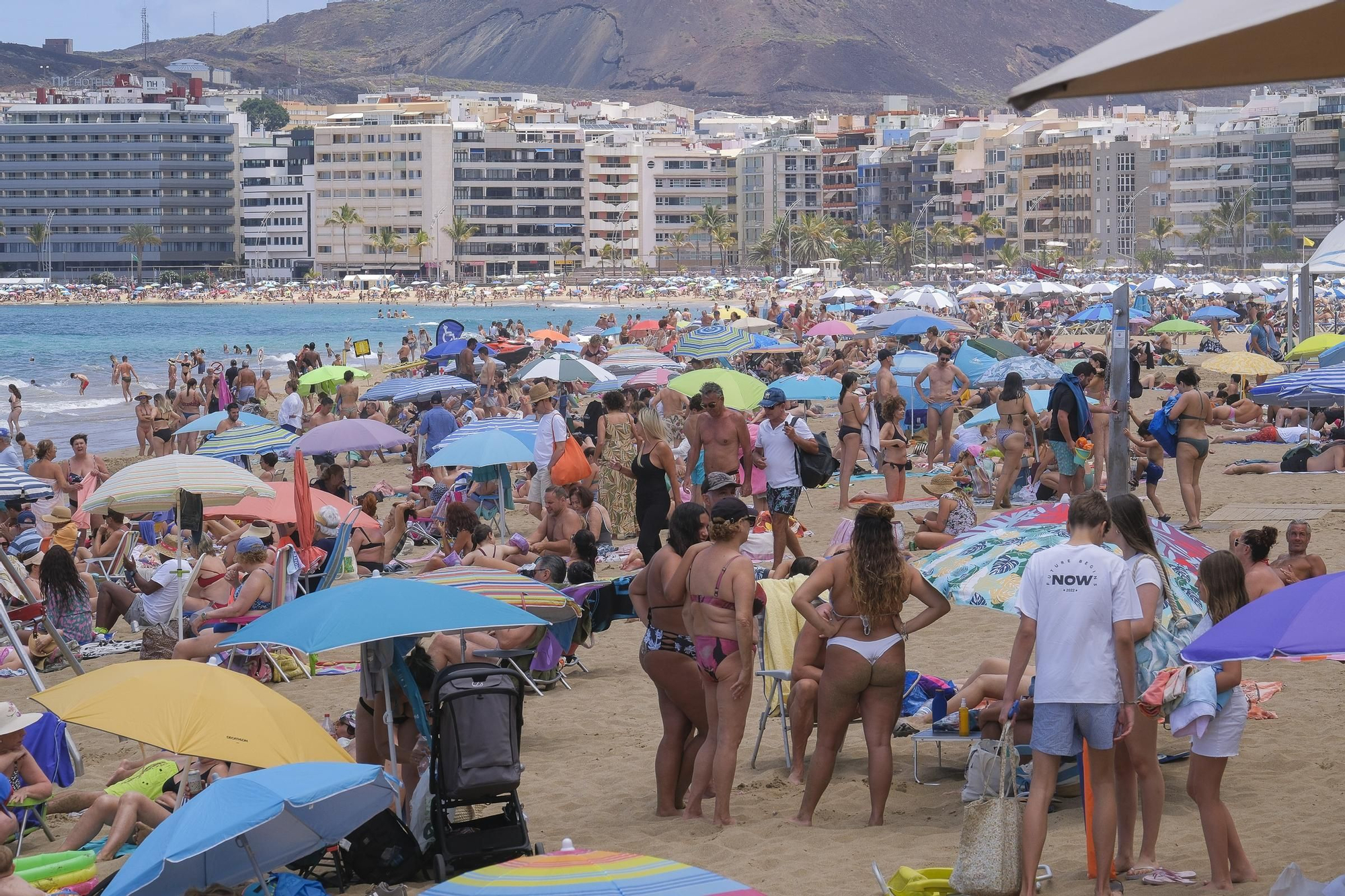 La Playa de Las Canteras se llena por San Juan