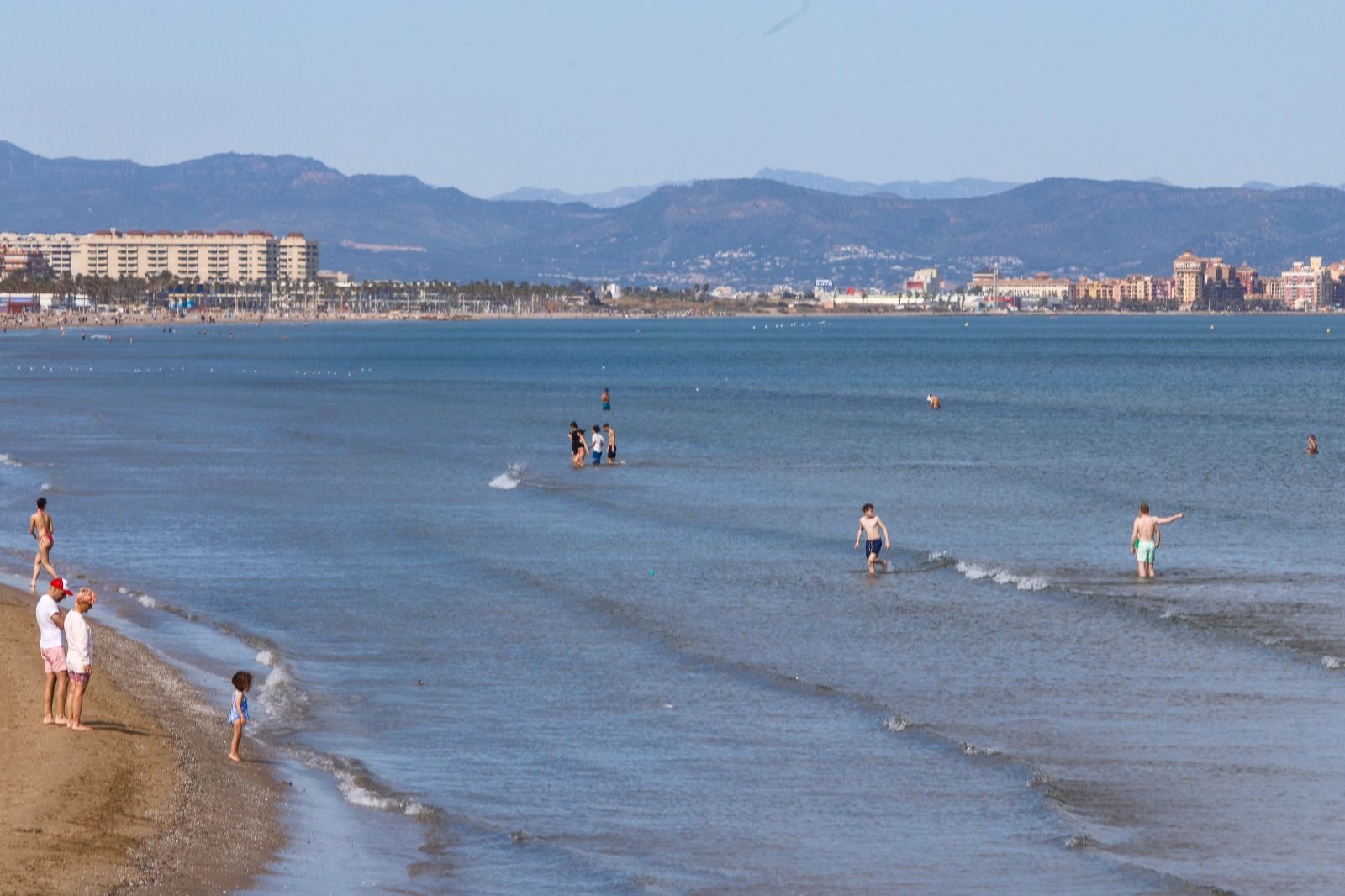 Los valencianos toman la playa en un sábado que roza los 30 grados