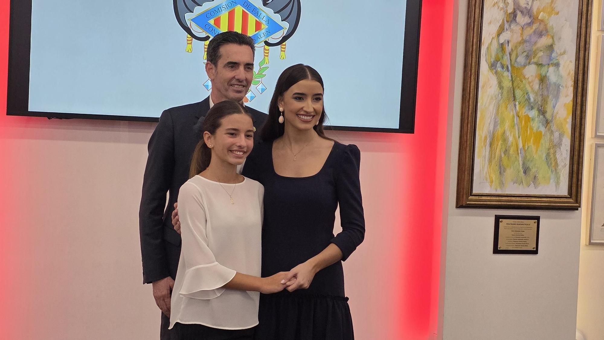 ... a su hija Trini, fallera mayor infantil este año de Convento