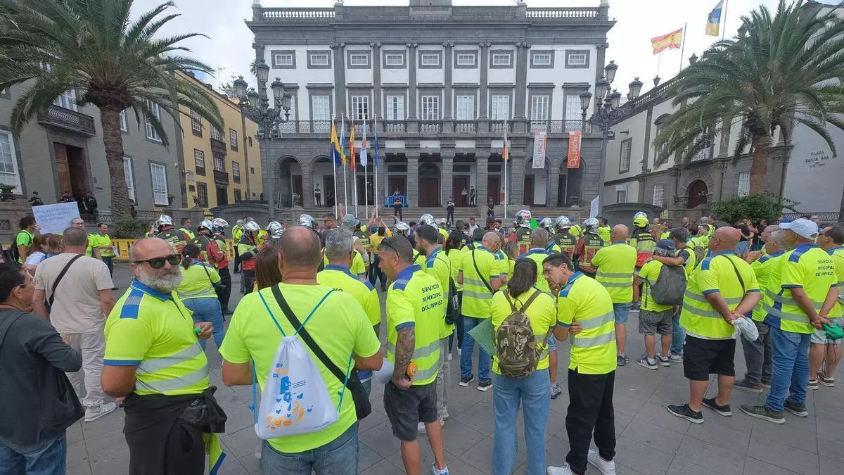 Los trabajadores del Servicio de Limpieza de Las Palmas de Gran Canaria, en huelga y contra la conversión en empresa