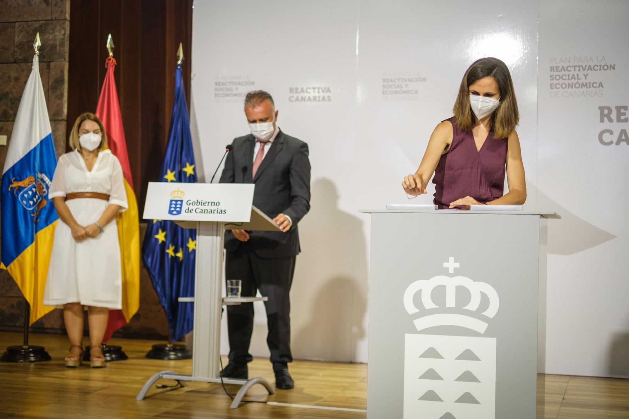 El presidente de Canarias, Ángel Víctor Torres,y la ministra de Derechos Sociales y Agenda 2030, Ione Belarra, firman el convenio