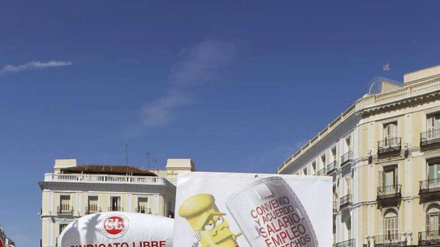 Concentración de trabajadores de Correos, ayer, en la Puerta del Sol.