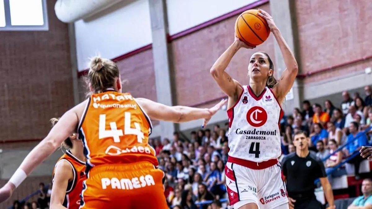 Mariona Ortiz lanza a canasta en la final de la Supercopa de 2024 ante el Valencia.