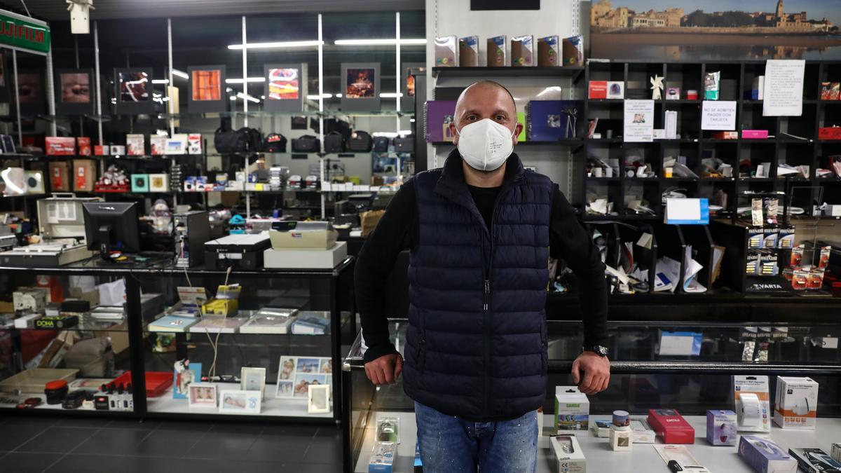 Eduardo Fernández, en su tienda de fotografía.