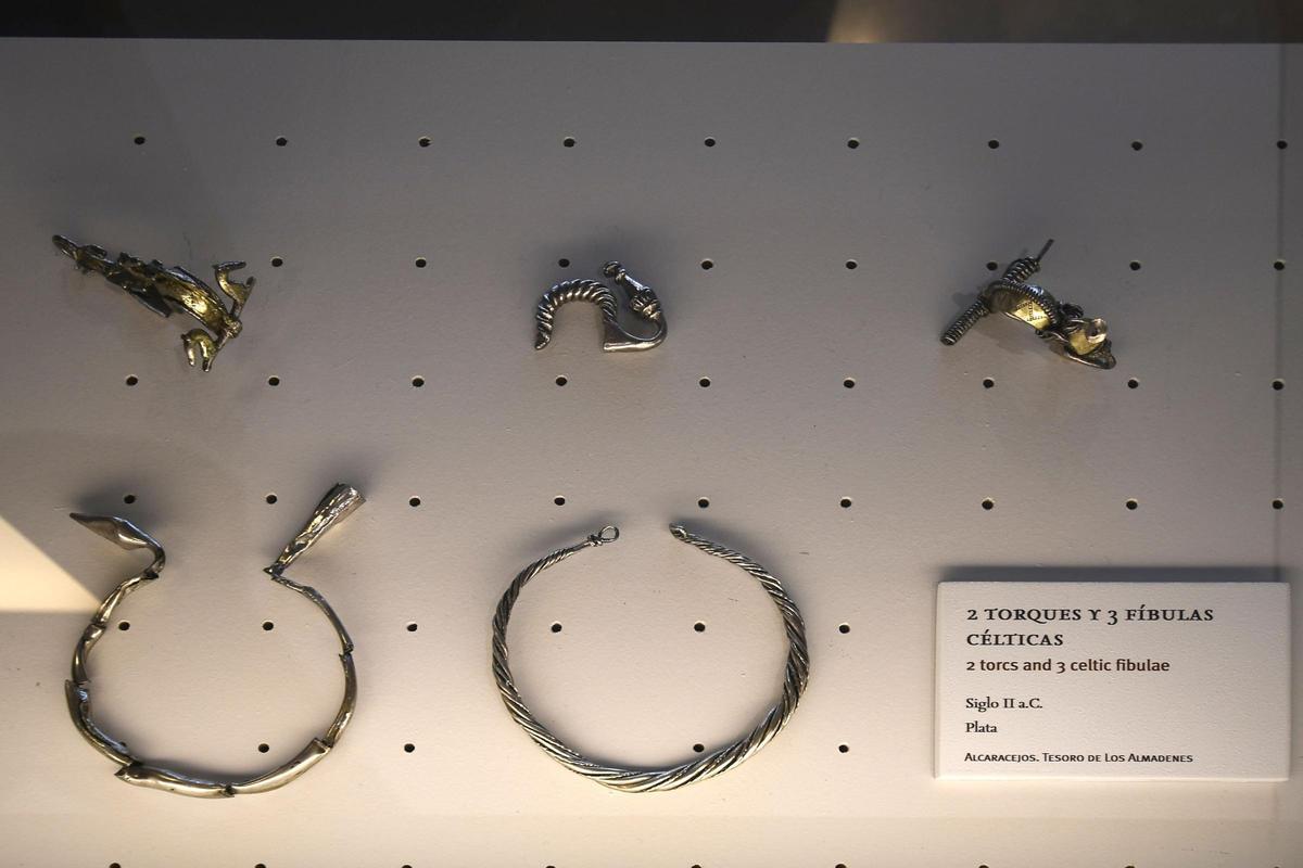 Dos tórques y tres fíbulas del Tesoro de los Almadenes.