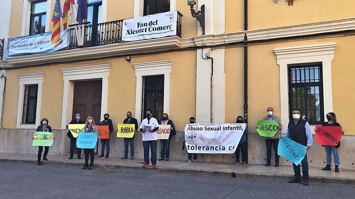 Manises commemora el Dia de la Infància amb un manifest contra la violència cap als menors. | LEVANTE-EMV