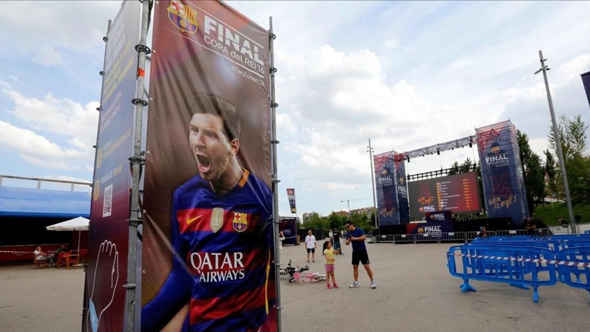 La zona reservada a los aficionados del Barça, presidida por fotos de los 'cracks' azulgranas, este sábado, en Madrid