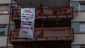 Els veïns de Tarragona 84 avisen amb pancartes els turistes del mal que causen