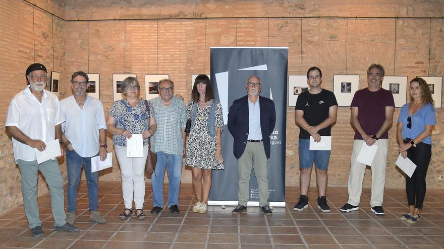 Miembros de la comisión, con premiados y becados por la entidad.
