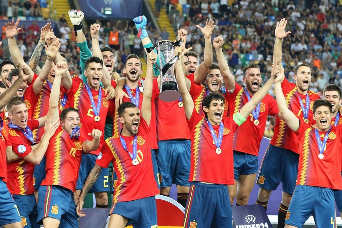 Udine (Italy), 30/06/2019.- Spain players celebrate with the trophy after the UEFA European Under-21 Championship 2019 final soccer match between Spain And Germany in Udine, Italy, 30 June 2019. (Alemania, Italia, España) EFE/EPA/GABRIELE MENIS