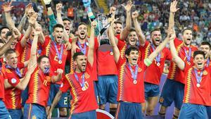 Udine (Italy), 30/06/2019.- Spain players celebrate with the trophy after the UEFA European Under-21 Championship 2019 final soccer match between Spain And Germany in Udine, Italy, 30 June 2019. (Alemania, Italia, España) EFE/EPA/GABRIELE MENIS