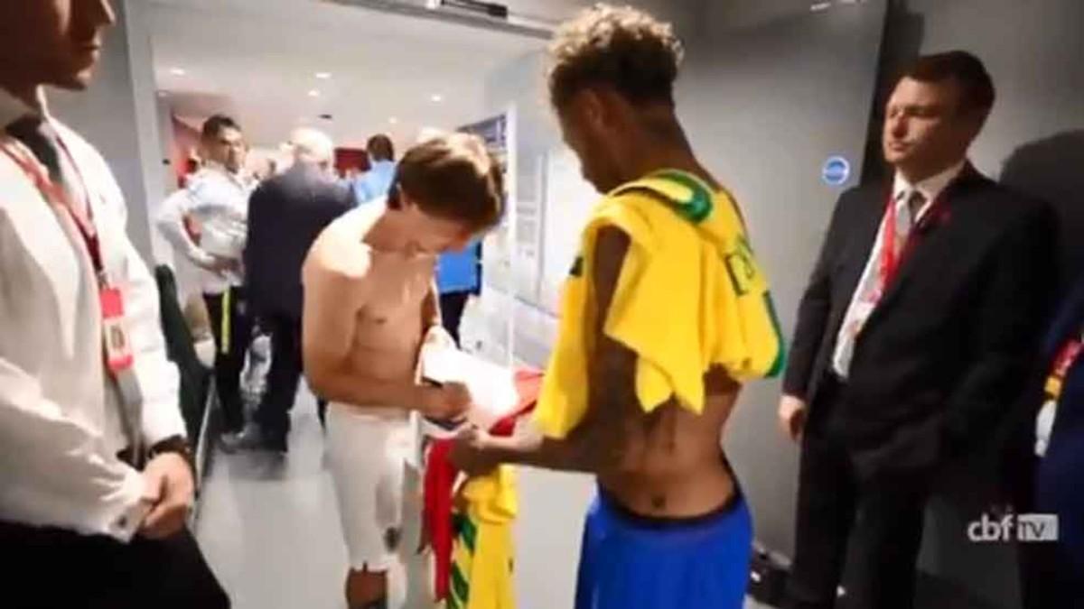 Momento en el que Modric y Neymar intercambiaron camisetas firmadas tras el Brasil-Croacia de este domingo en Liverpool