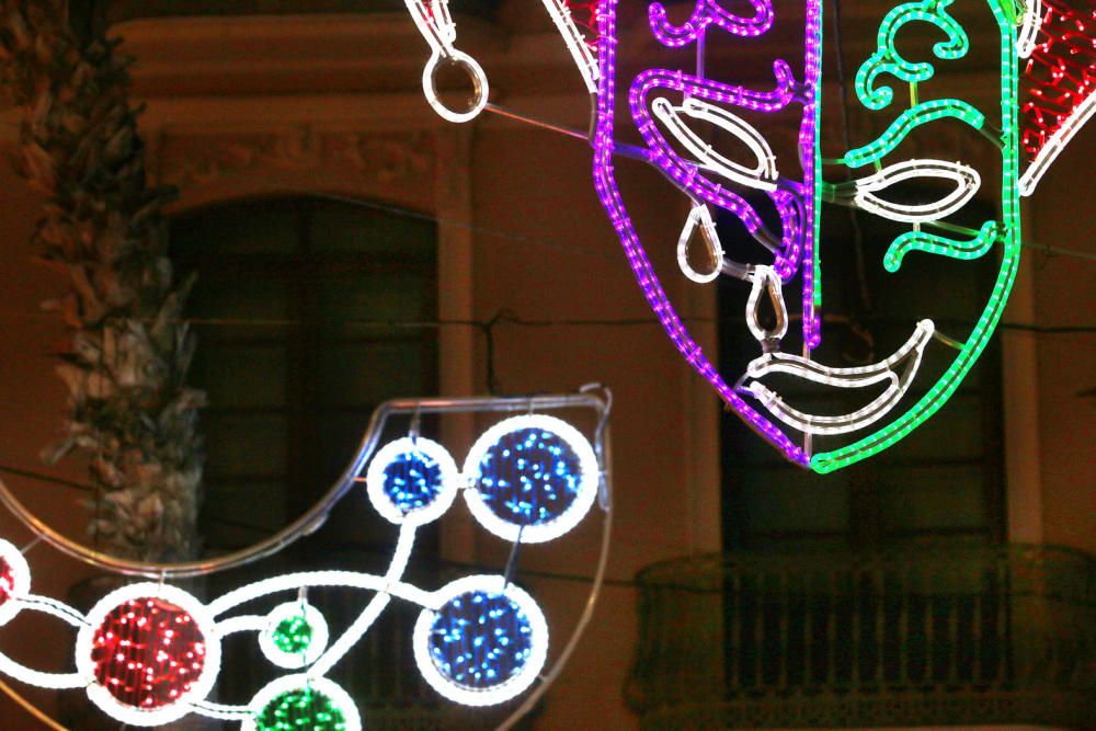 La principal calle del centro de Málaga ya luce los motivos carnavalescos, máscaras y antifaces, con motivo de la Fiesta del Invierno Cálido de la ciudad