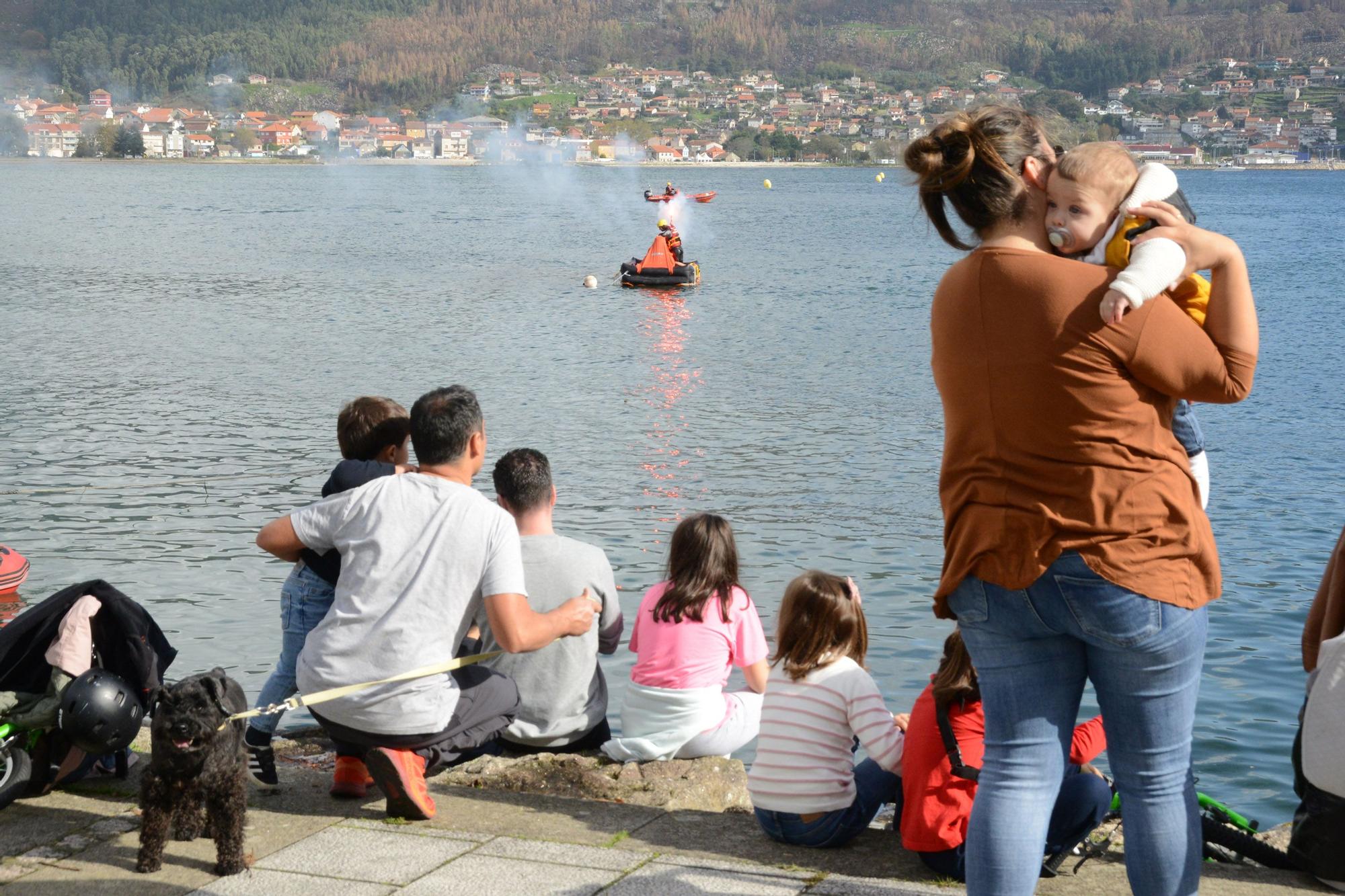 Escenas del simulacro de rescate frente a Moaña.