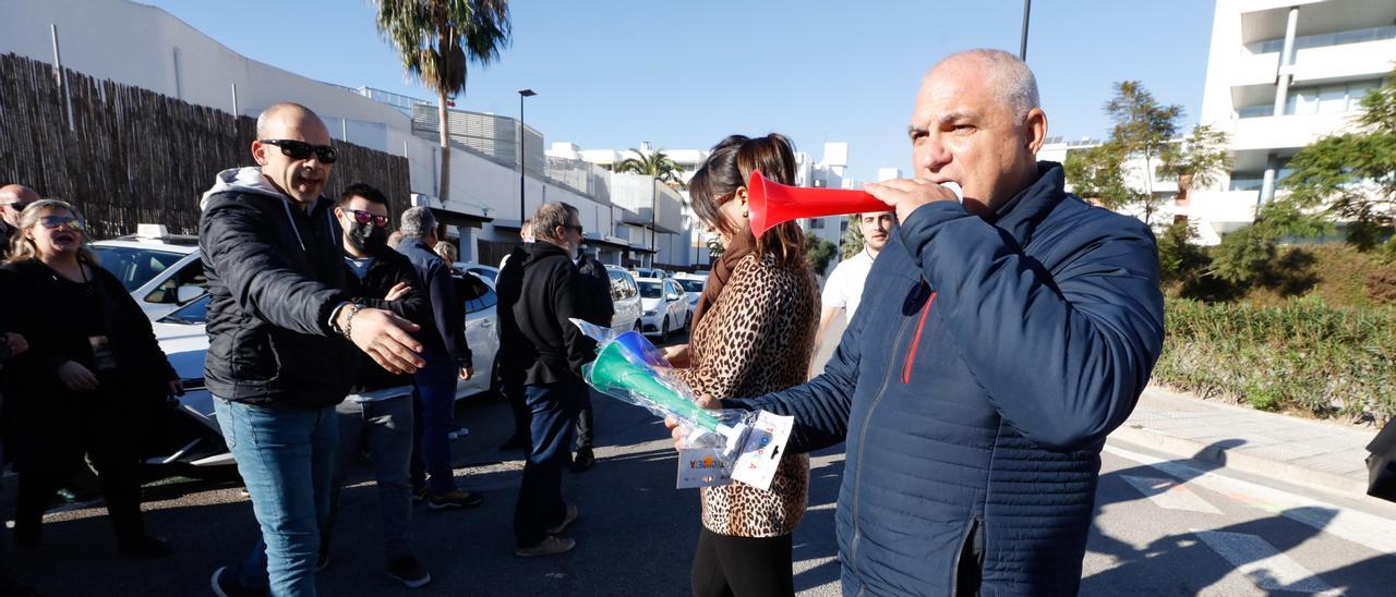 El presidente de la asociación mayoritaria de taxistas de Ibiza, Alejandro Cardell, durante la manifestación contra el descanso semanal obligado en verano.