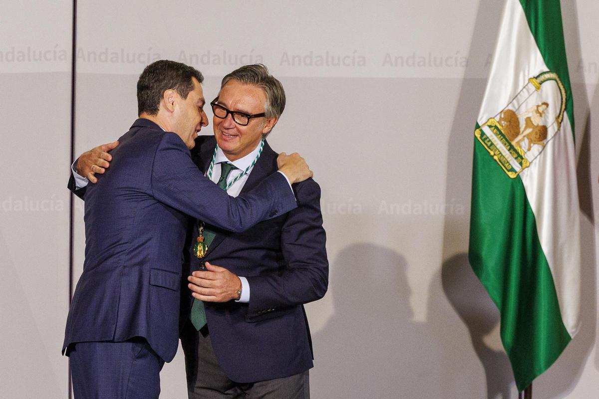 Juanma Moreno entrega la medalla a Manuel Gavira y oficializa su entrada en el Ejecutivo andaluz