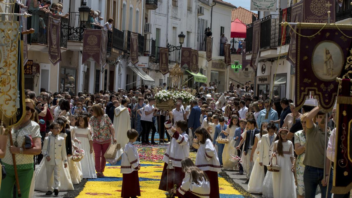 El Corpus Christi por las calles ornamentadas de San Vicente de Alcántara en la edición de 2019.