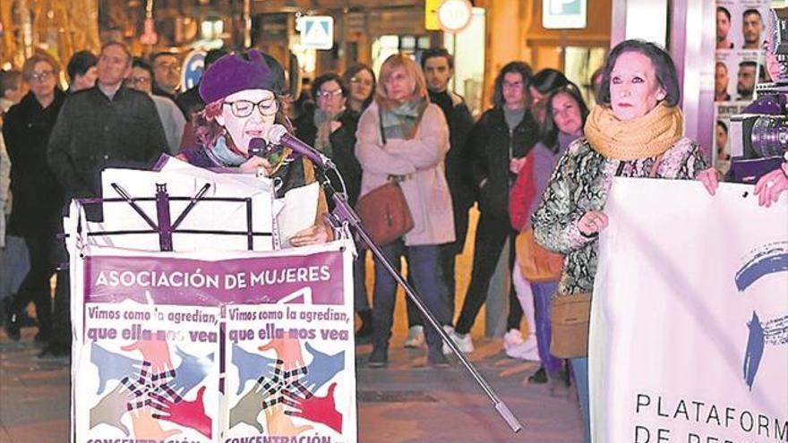 Los vecinos muestran su apoyo a la víctima de ‘La Manada’ durante el juicio