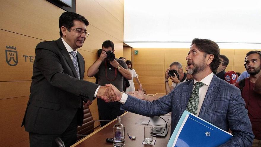 Carlos Alonso (CC) da la mano a Pedro Martín (PSOE) tras la moción de censura que abrió el mandato 2019-2023.