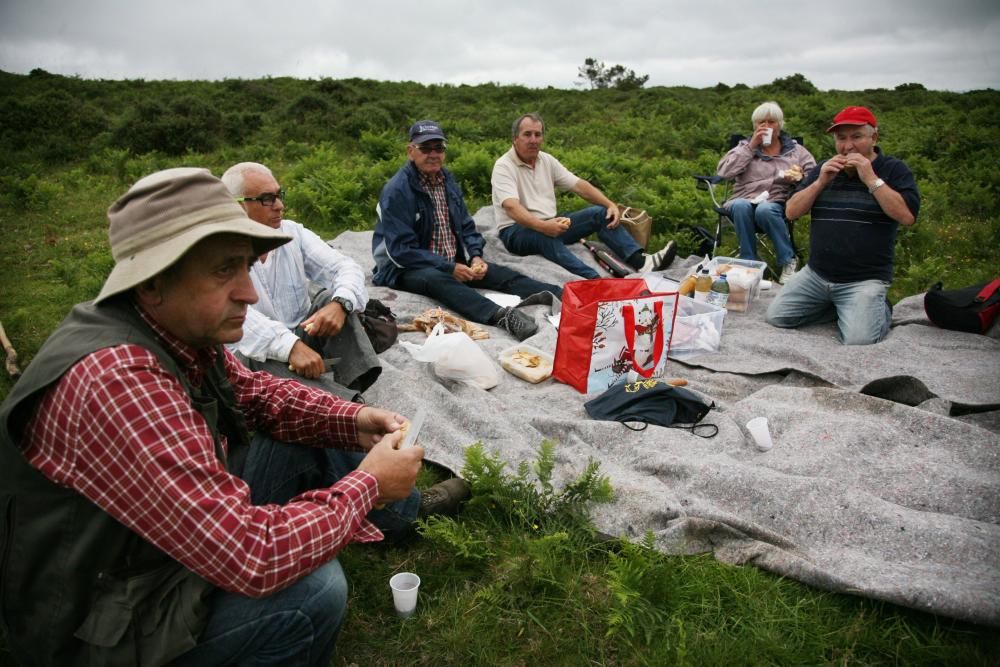 Diferentes grupos de personas fueron tratando de reunir a los caballos de los montes vecinos y conducirlos hasta O Peón