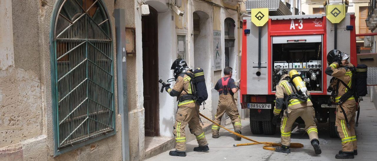 Los bomberos sofocan un incendio en una vivienda de la calle Vicente Barrantes en Badajoz