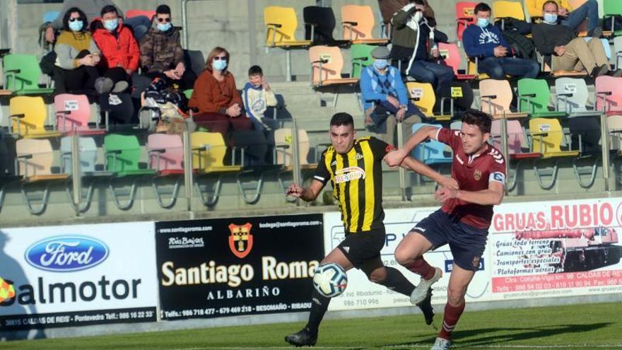 Cerqueiras trata de superar a Garrido en un lance del encuentro de ayer.