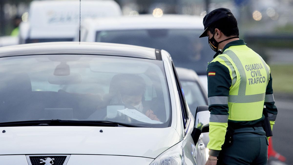 Un agente de la Guardia Civil le pide la documentación al conductor de un vehículo.ntabria