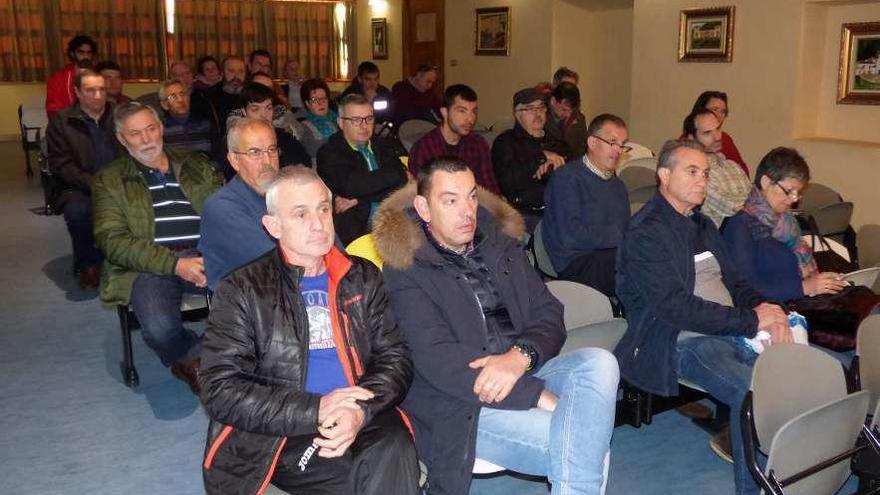 Asistentes a la jornada de apicultura celebrada ayer en Cangas del Narcea.