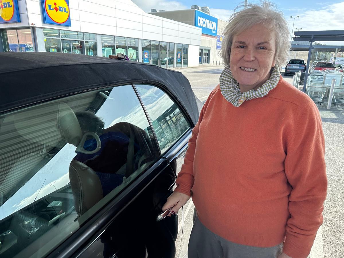 Carmen Pérez, posa en el aparcamiento, al lado de su coche.