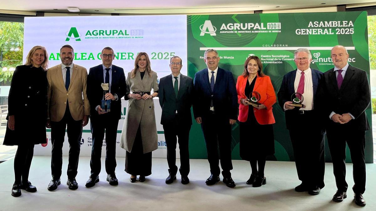 Foto de familia junto a los premiados en la Asamblea General de Agrupal 2025, celebrada este jueves.
