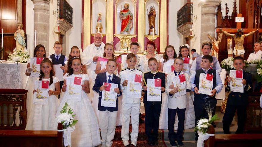 Los niños y niñas que ayer recibieron la primera comunión en Tunte.