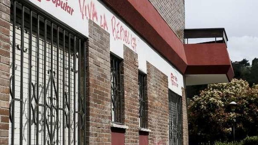 La sede del PP en Salinas vuelve a amanecer llena de pintadas