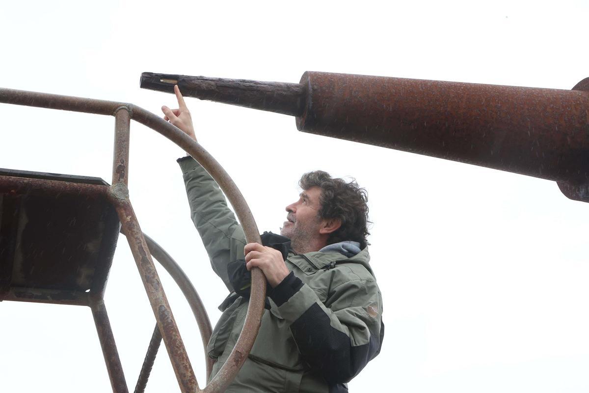 Enrique Saavedra, autor del 'mirón' gigante que divisa el Atlántico desde Arteixo
