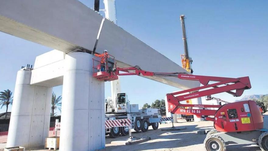 Obras en el viaducto de la línea de Alta Velocidad a Lorca.