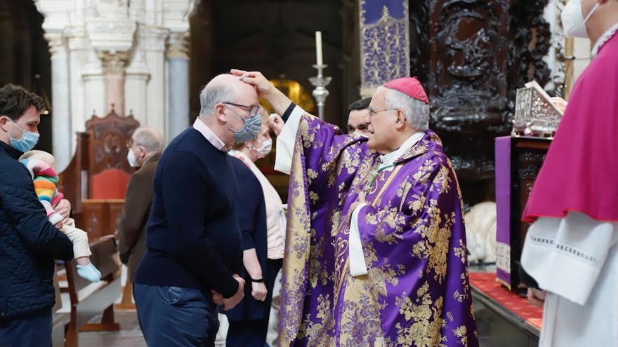 El obispo de Córdoba preside la misa del Miércoles de Ceniza en la Catedral