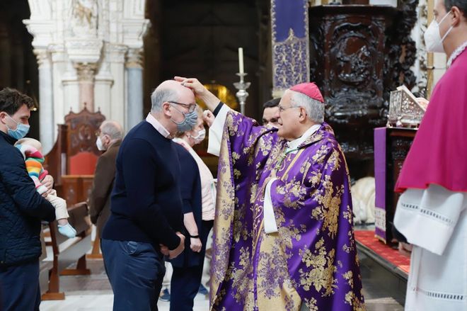 El obispo de Córdoba preside la misa del Miércoles de Ceniza en la Catedral