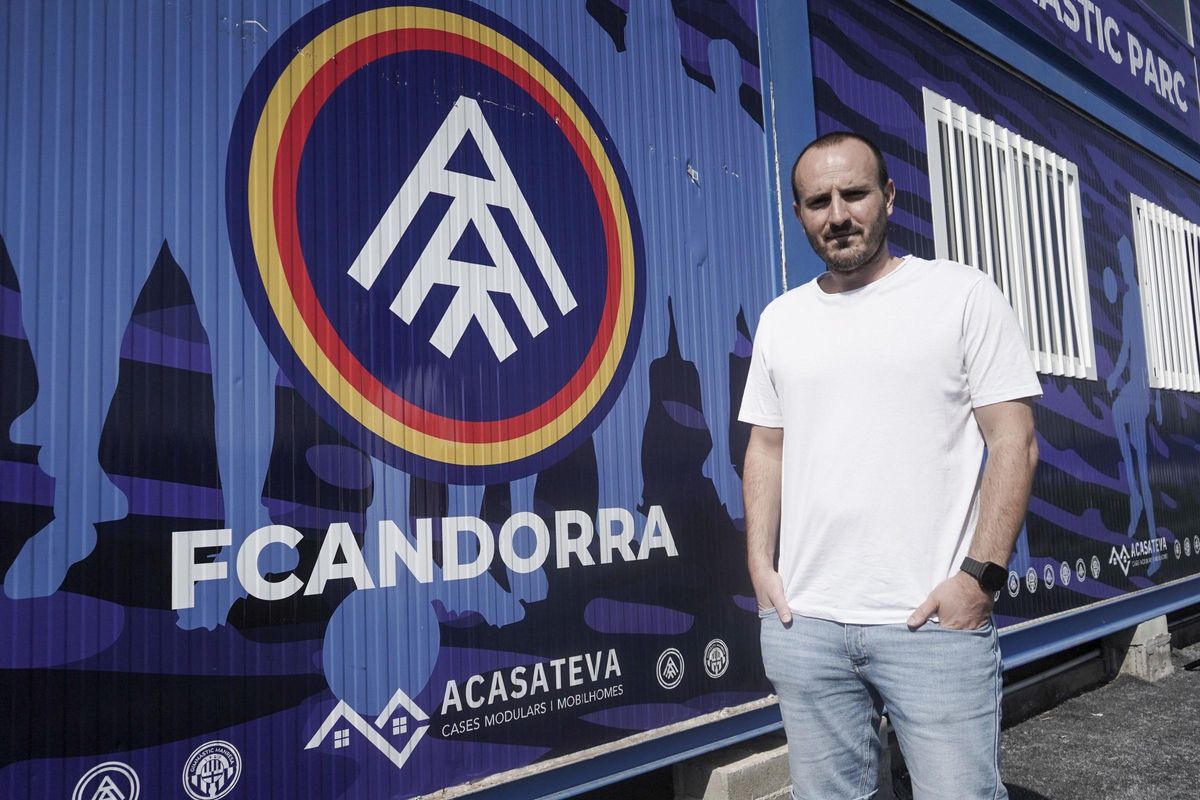 Roger Giribet, amb l'escut del FC Andorra