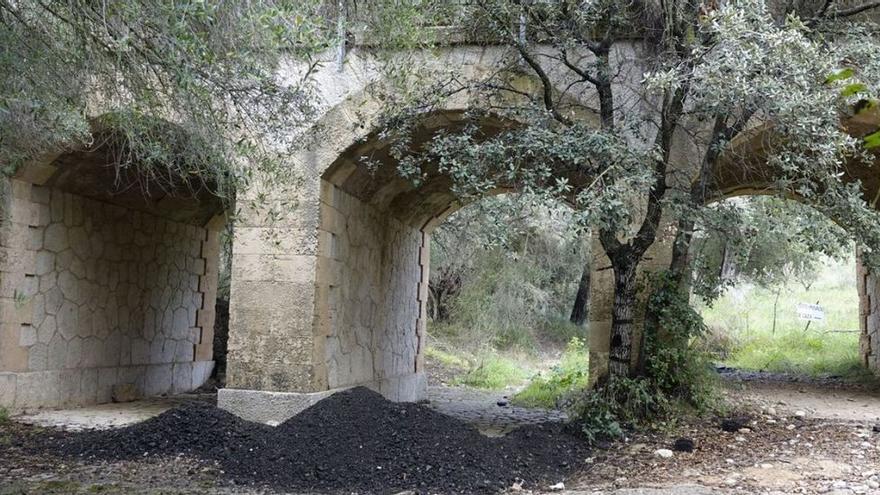 Teile des Asphalts sind in das Bachbett in Calvià gestürzt.