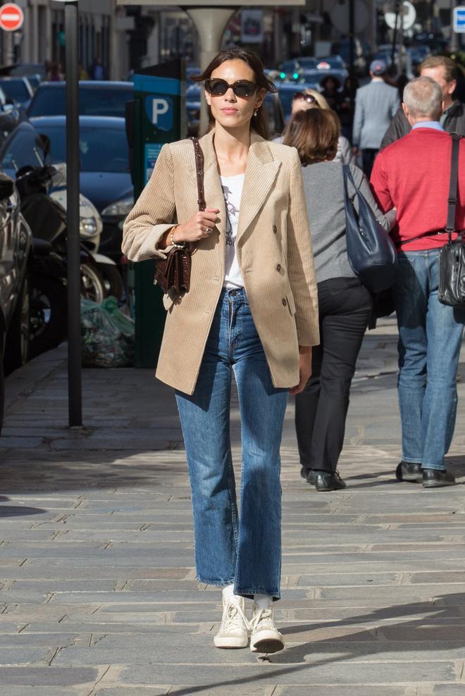 Alexa Chung con americana de Mango por París